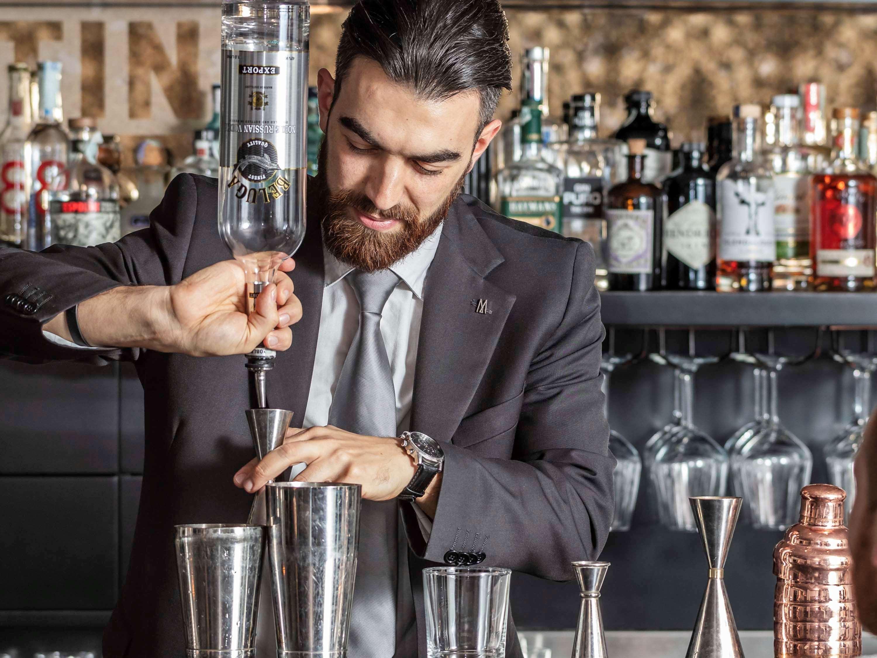 Hotel La Griffe Roma Exterior foto A bartender at work
